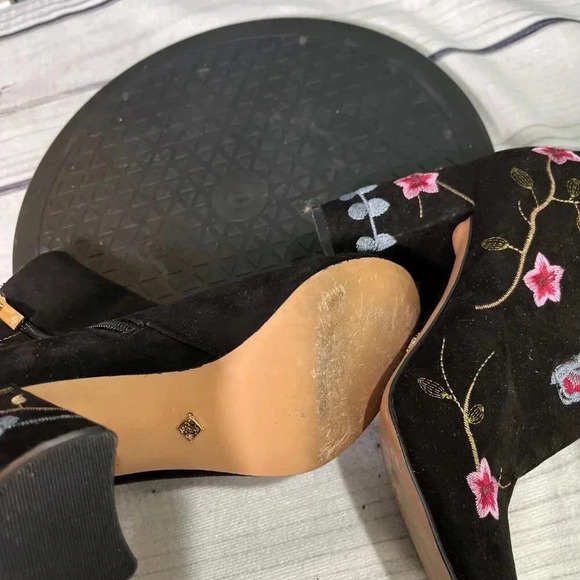 Nanette Lepore Size 6 Lilly Vegan Suede Block Heel Bootie Embroidered Retro - Picture 8 of 8